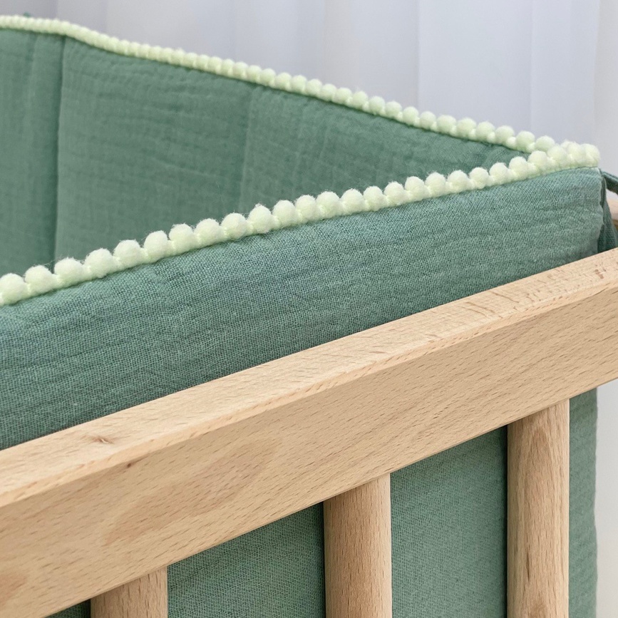 Бортики в ліжечко Фенс-бортик трьохсторонній, муслін з напівбубонами, зеленого кольору, ТМ Маленька соня