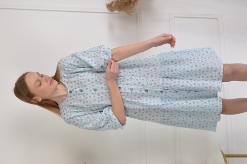 Платье с оборками Avrora для беременных и кормящих, цветы на голубом, Dizhimama, Голубой, 42