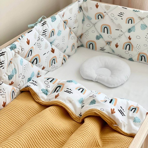 Бортики в кроватку Стеганые, трехсторонние бортики с рисунком (Радуга), белого цвета, ТМ Маленькая Соня