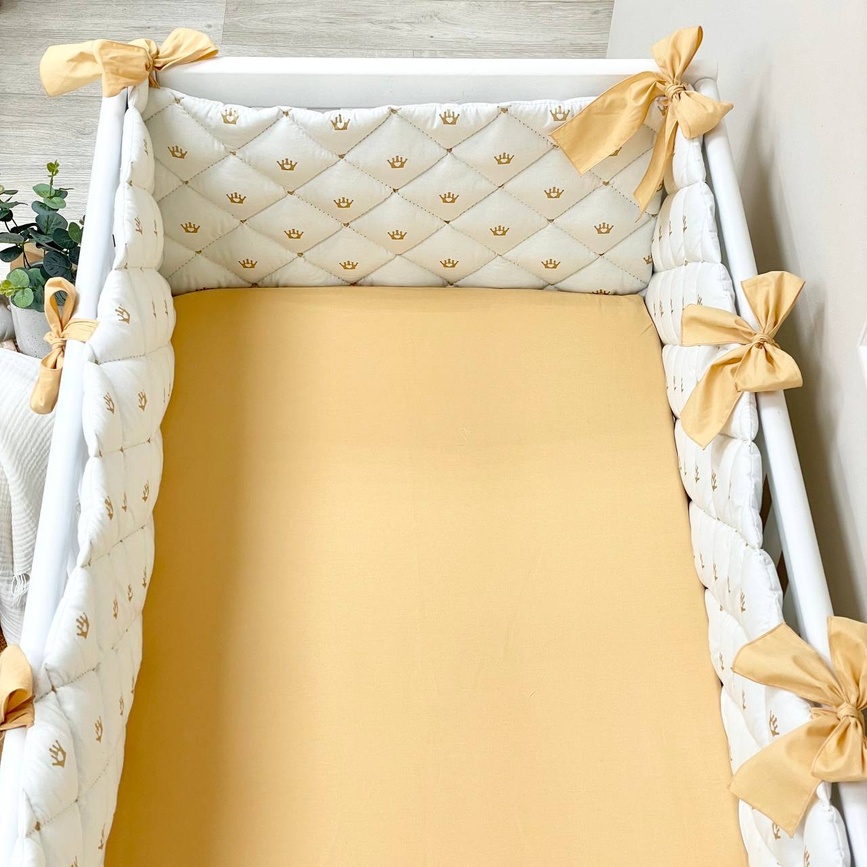 Бортики в кроватку Стеганые четырехсторонние бортики с рисунком (короны), золотого цвета, ТМ Маленькая соня