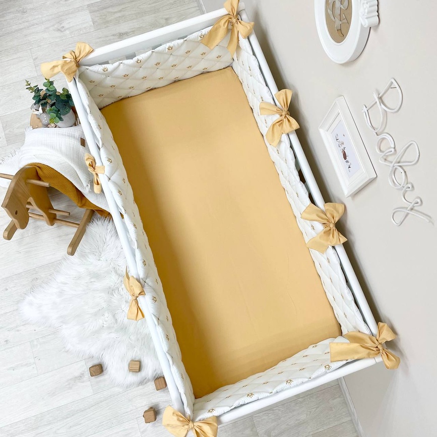 Бортики в кроватку Стеганые четырехсторонние бортики с рисунком (короны), золотого цвета, ТМ Маленькая соня