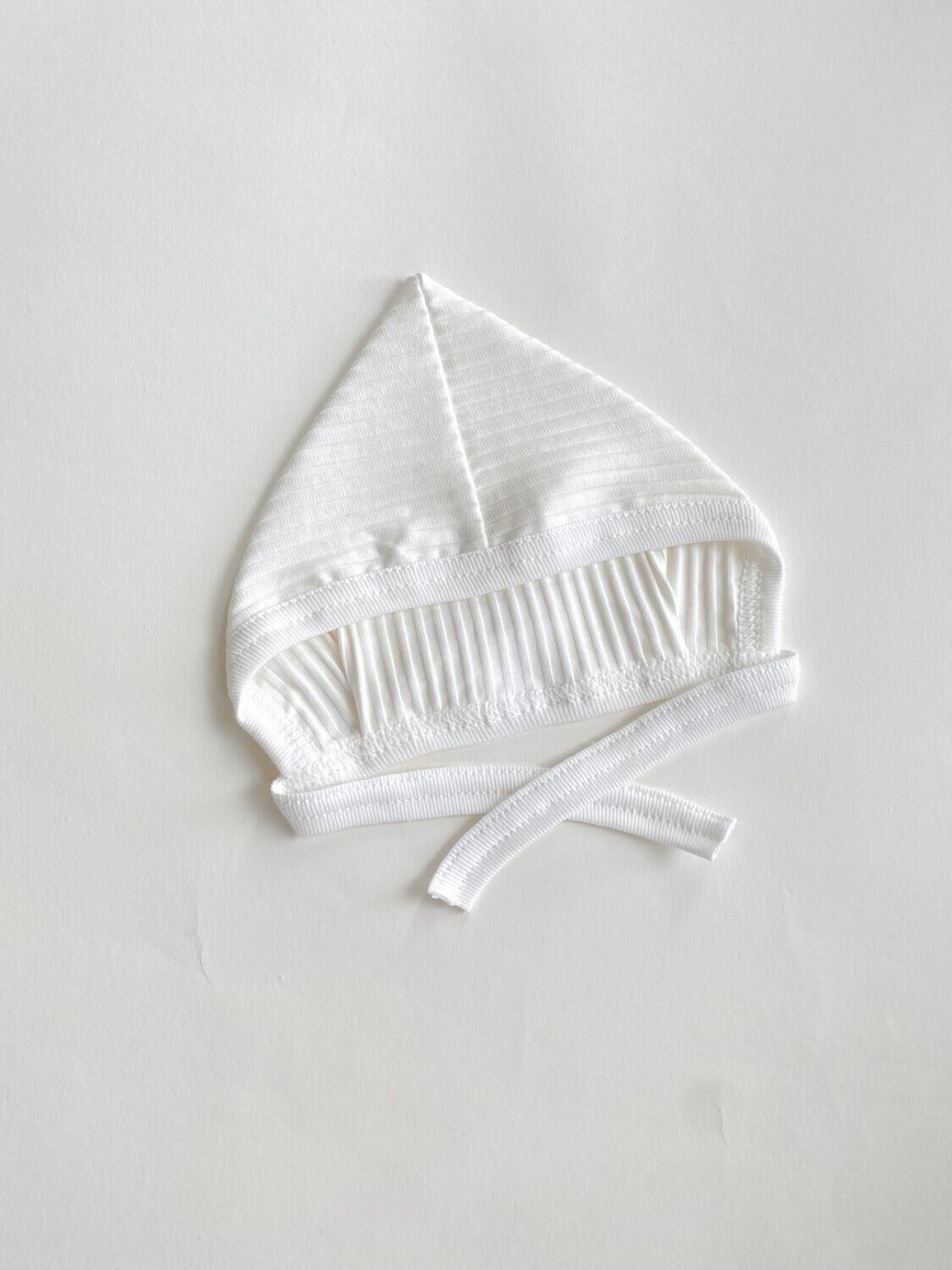 Чепчики, шапочки для новонародженних Чепчик-гномик на зав'язках, рубчик, білий, Little Angel